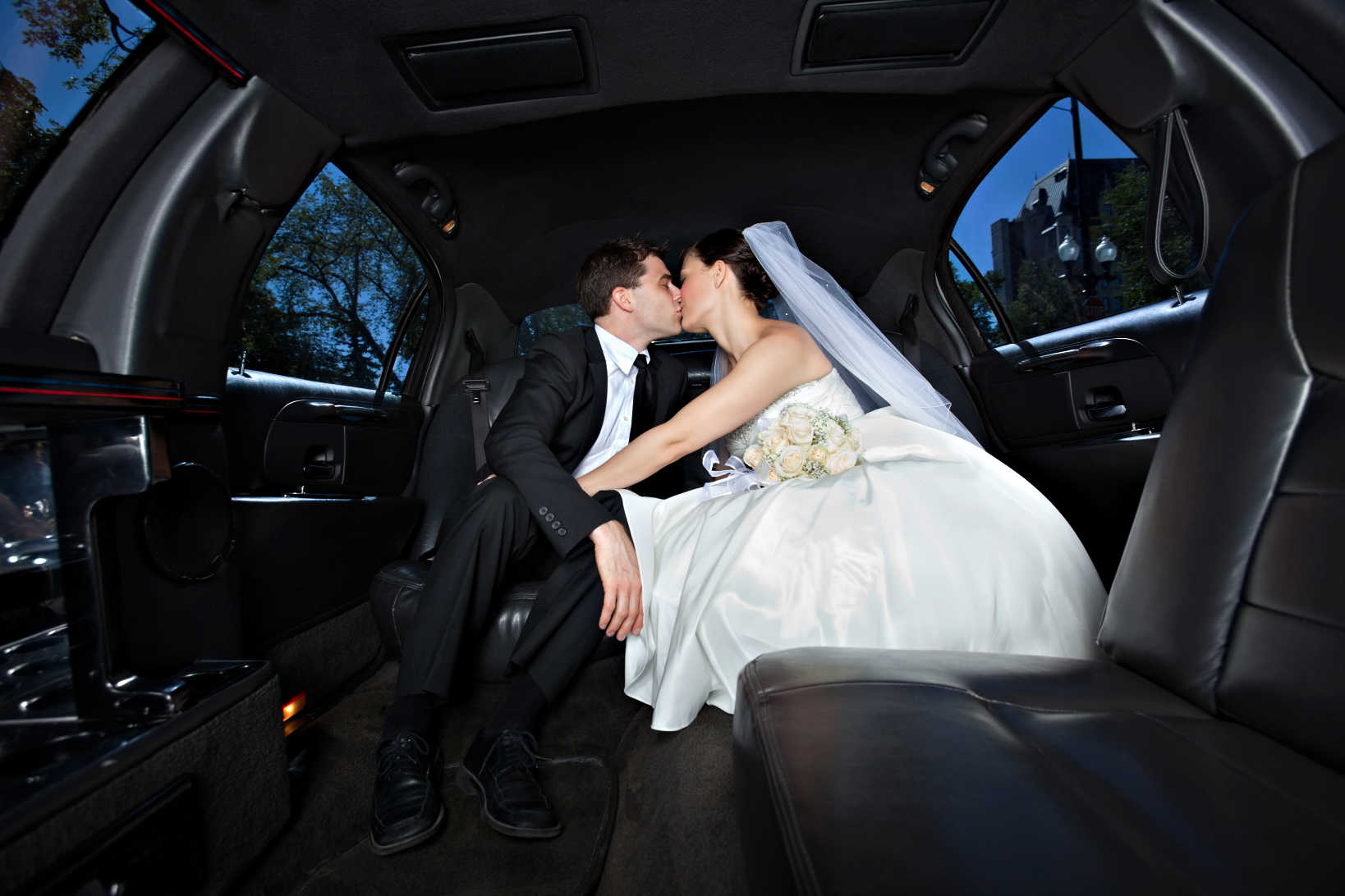 Свадьба невеста брюнетка в машине